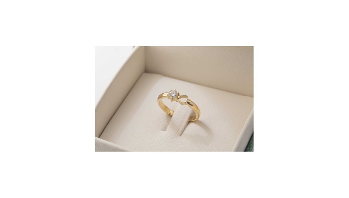 El valor eterno de un anillo de compromiso oro 18k